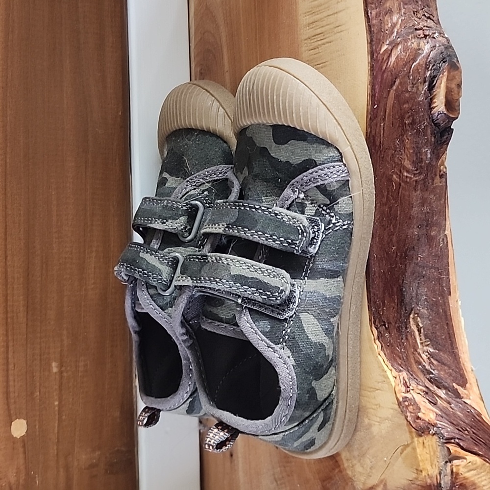 Unisex kids camo sneakers sz 9